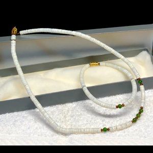 🖤⭐️vintage set of pookah shell and jade necklace and bracelet